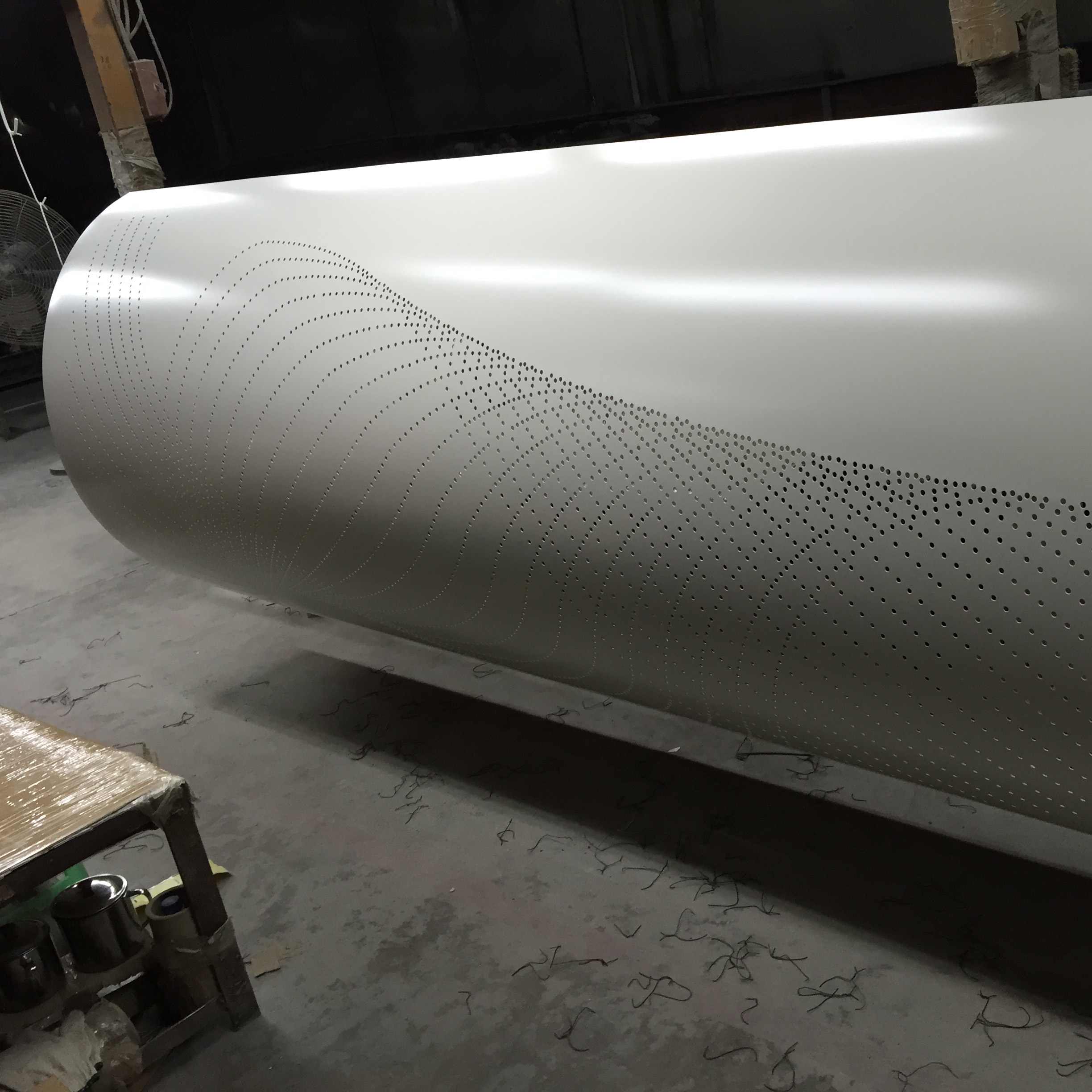 2毫米厚白色微孔弧形铝单板包柱子圆弧铝板加工艺术孔佛山厂家定制