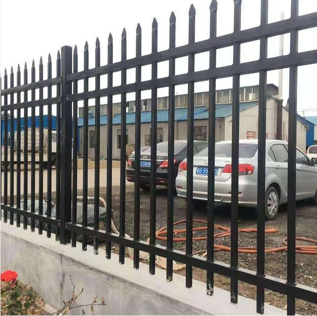 围墙喷塑栅栏 公路铁路护栏网 市政道路锌钢护栏图片