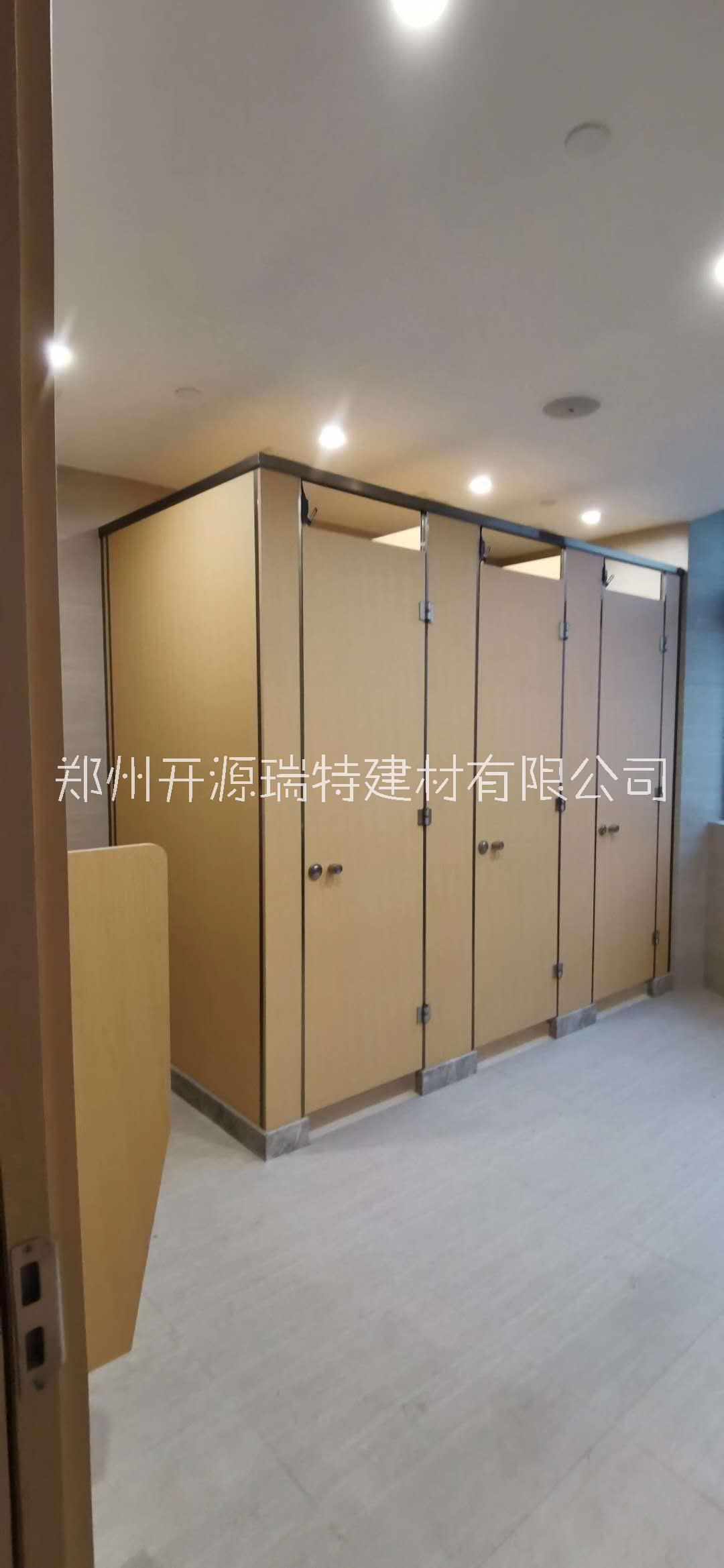 河南公共卫生间隔断多重优惠 郑州开源卫生间隔断 公共厕所隔断图片