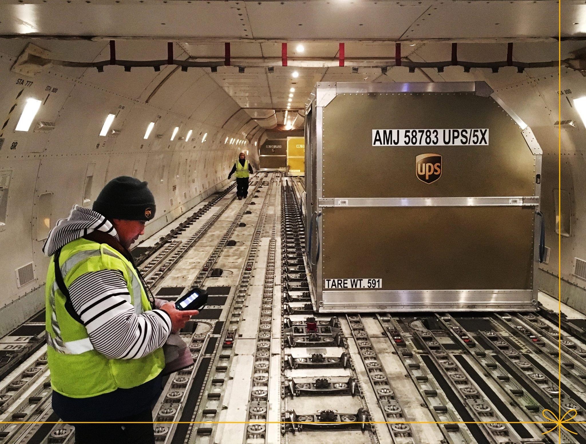 UPS出口运输移动电源到英国FBA头程图片