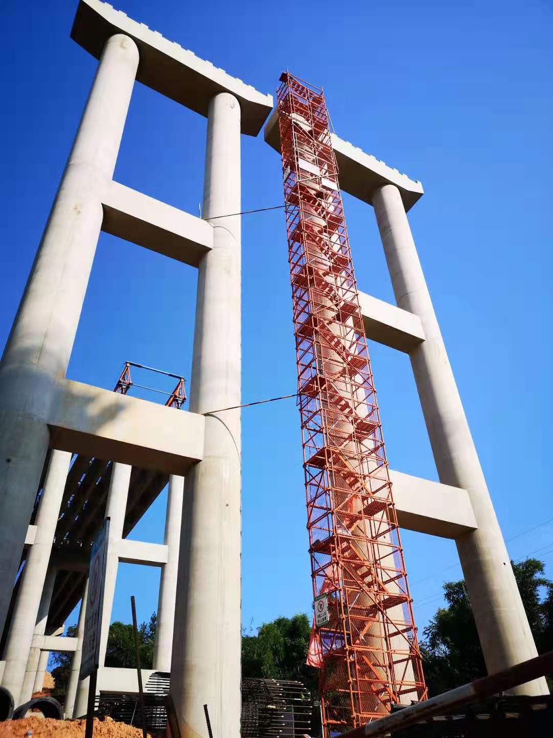 桥梁施工爬梯 挂网爬梯 框架式爬梯 建筑爬梯图片