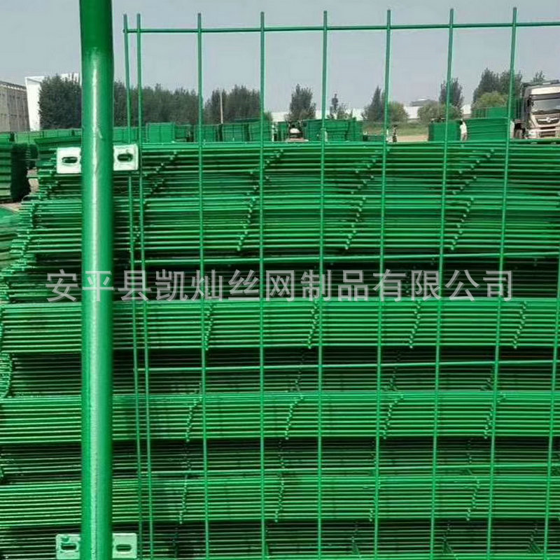 铁丝隔离护栏网 道路护栏网定做 养殖场防护栏网