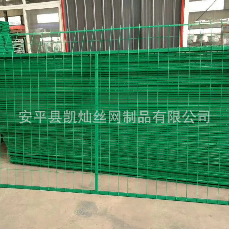 铁丝隔离护栏网 道路护栏网定做 养殖场防护栏网