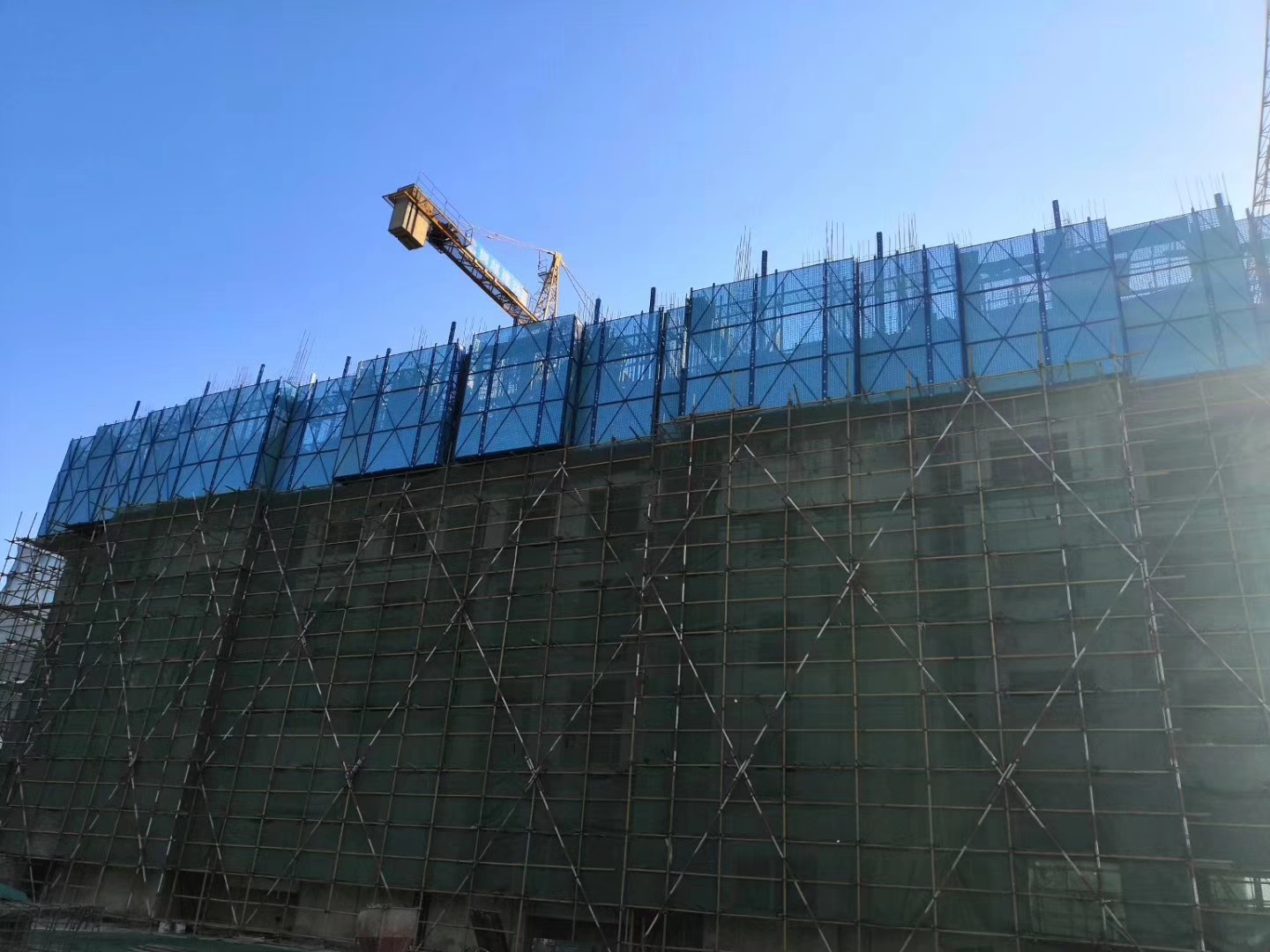 爬架网 建筑外围防护安全网 脚手架外挂钢板网片 全刚型爬架网