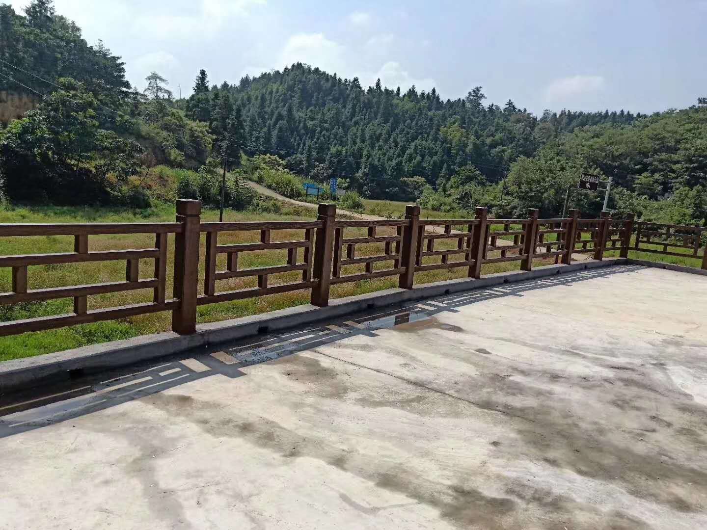 水泥栏杆护栏围栏仿木纹混凝土护栏景区公园林河道水库桥梁水泥柱