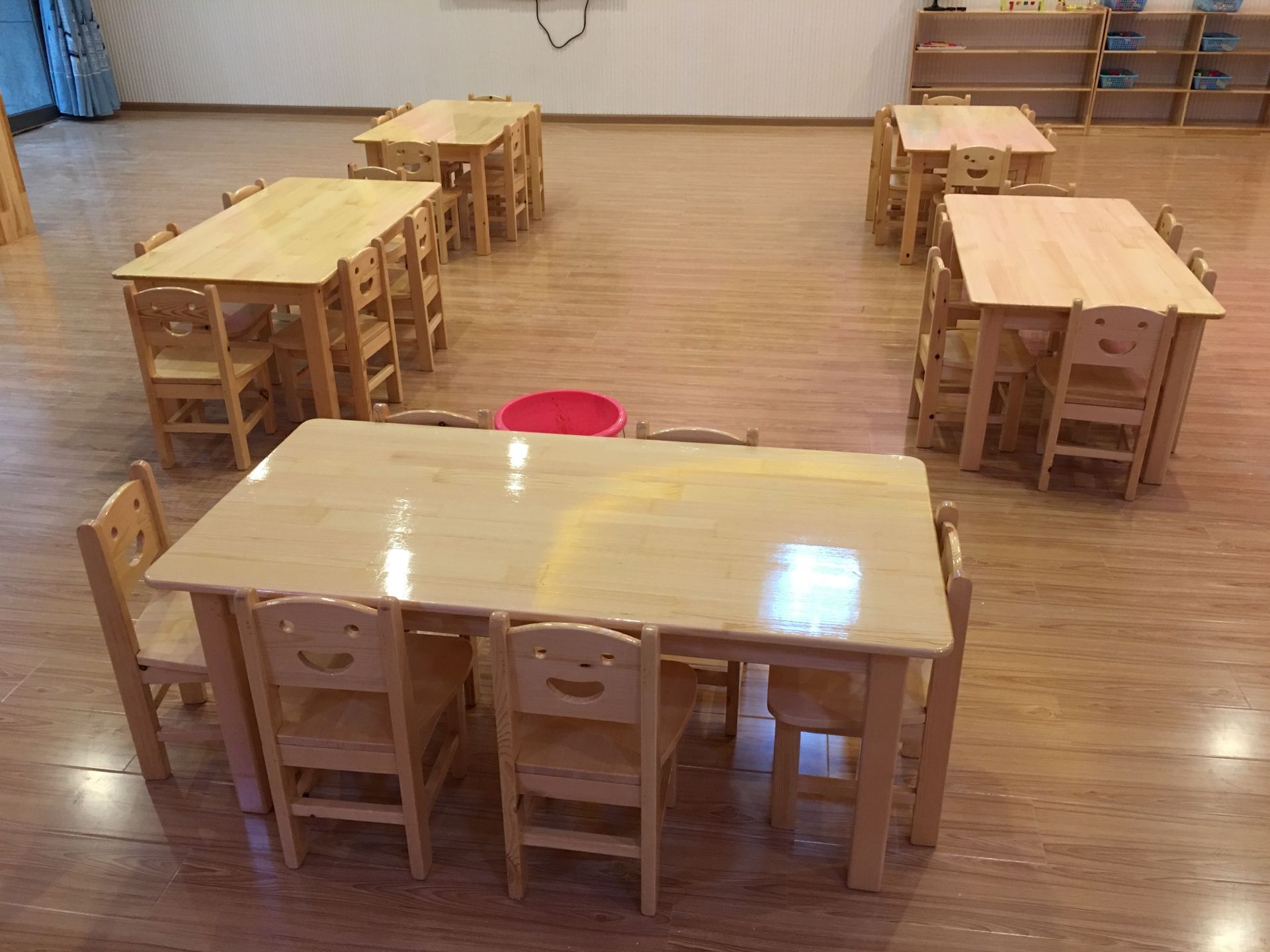 长条幼儿园桌椅,四川幼儿塑料桌子椅子,成都儿童实木桌凳,课桌椅