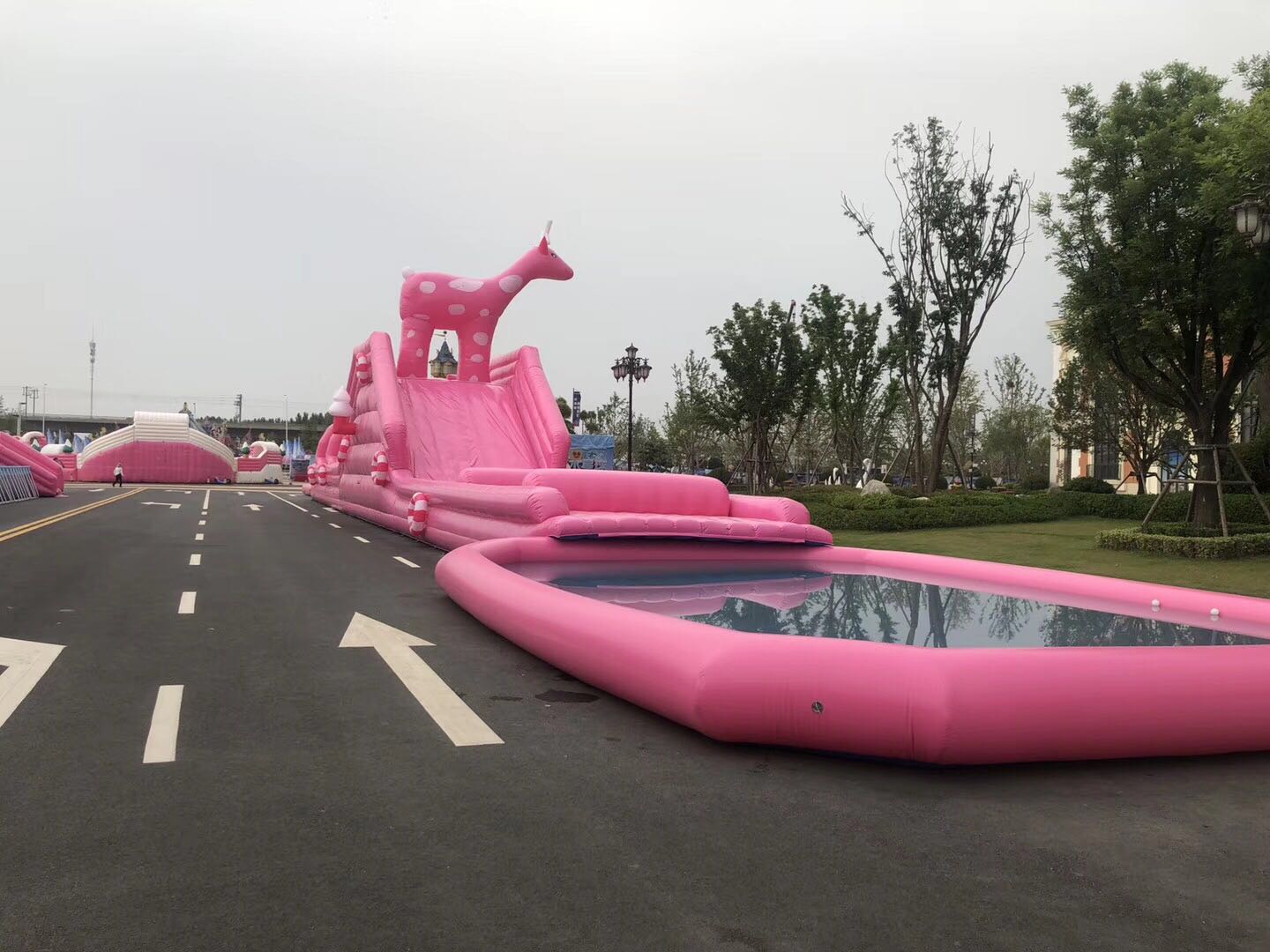 充气水上乐园生产厂家-全新粉色水上冲关出租60米滑梯租赁