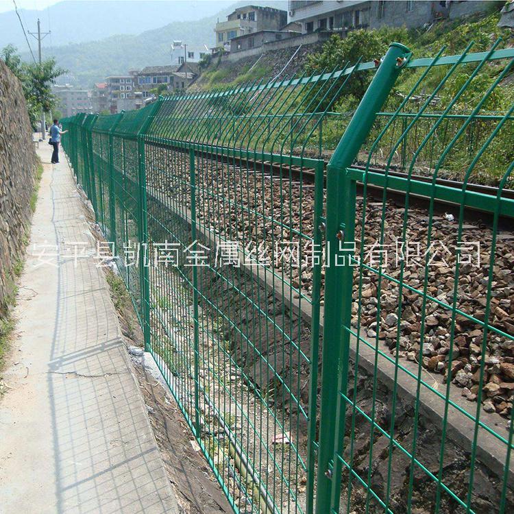 供双边丝铁路菜园隔离铁丝围栏 高速公路防护网双圈桃型柱护栏网