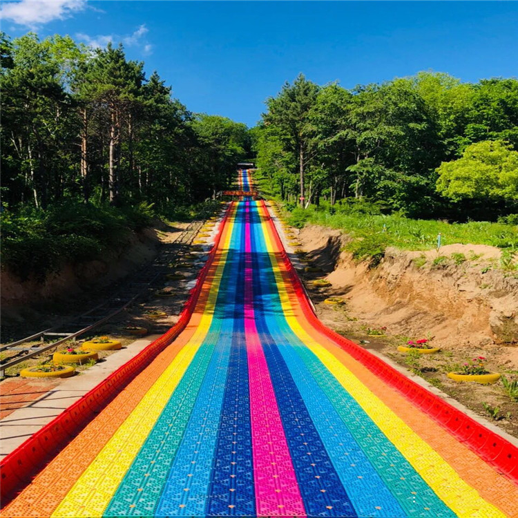 彩虹滑道如梦如幻 七彩滑道 让人向往 四季网红滑道