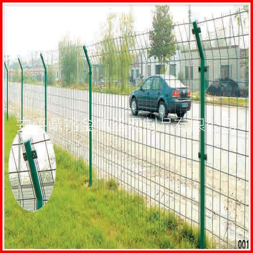 厂家生产护栏网双边丝锌钢护栏 加工市政护栏网图片