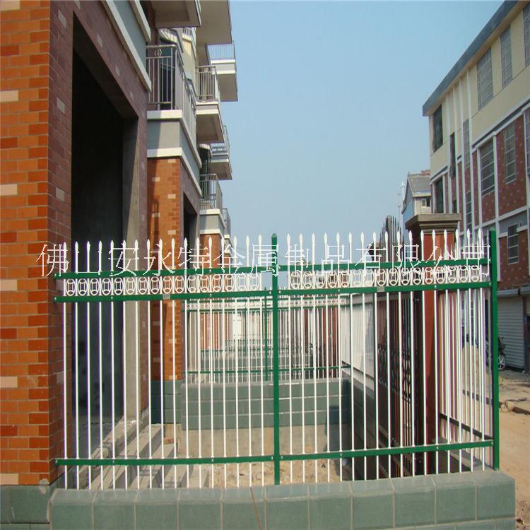 阳江围墙隔离围栏图片 厂房外墙铁艺栅栏定做 锌钢护栏厂家