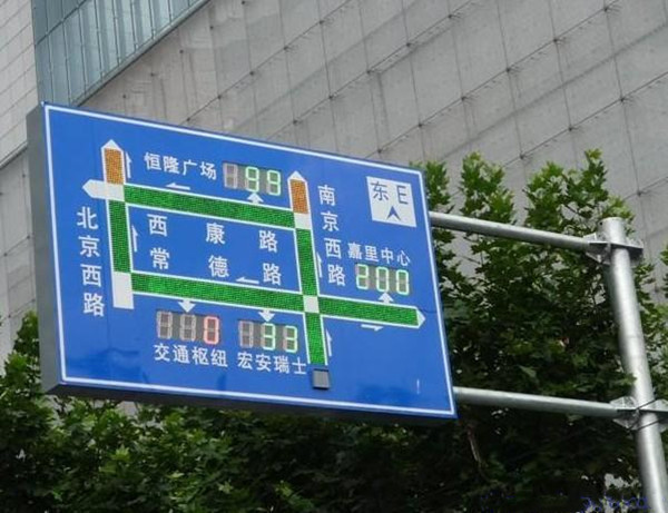 交通诱导屏是一款新型的智能交通标识牌