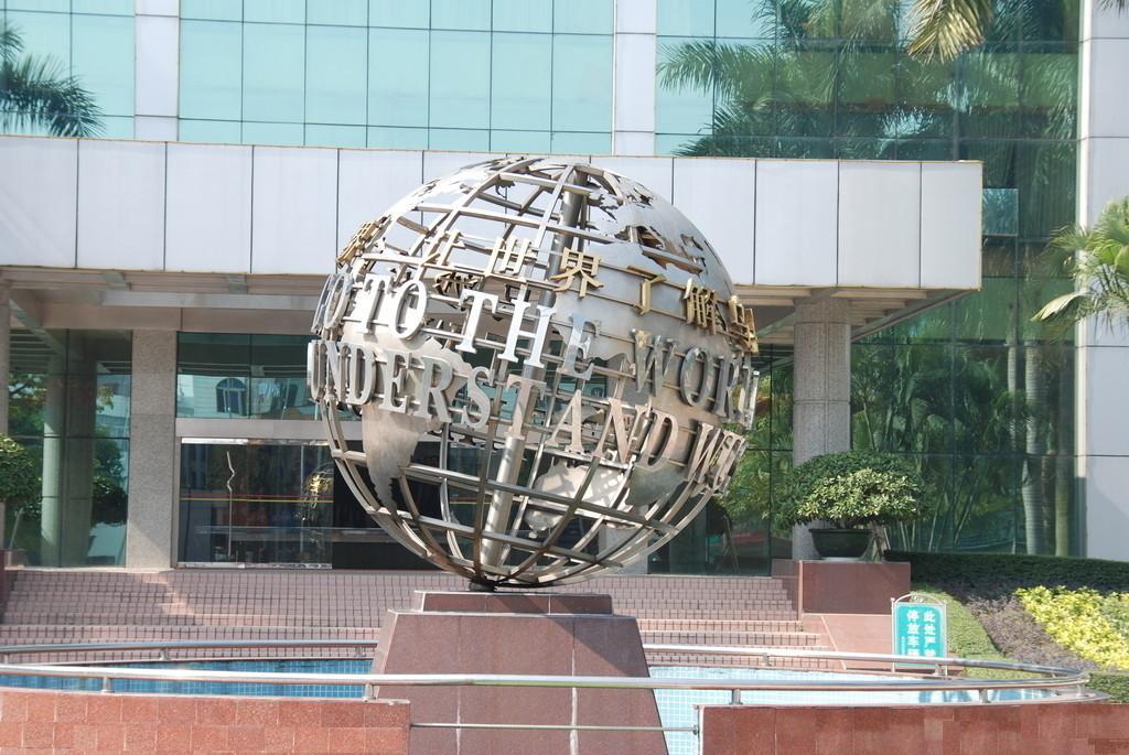 不锈钢创意抽象球形雕塑大型金属铁艺彩色镂空球户外景观装饰摆件