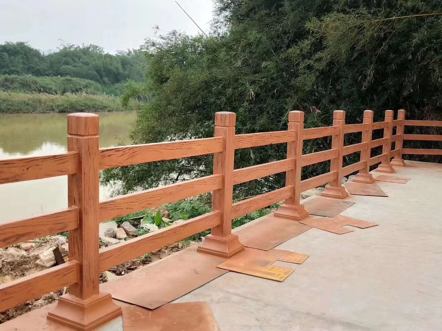 湖北厂家直销公园景区专用仿木护栏 仿木围栏 仿竹子护栏
