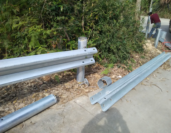 高速公路热镀锌护栏板 隔离防撞护栏 双波三波 波形梁钢护栏板