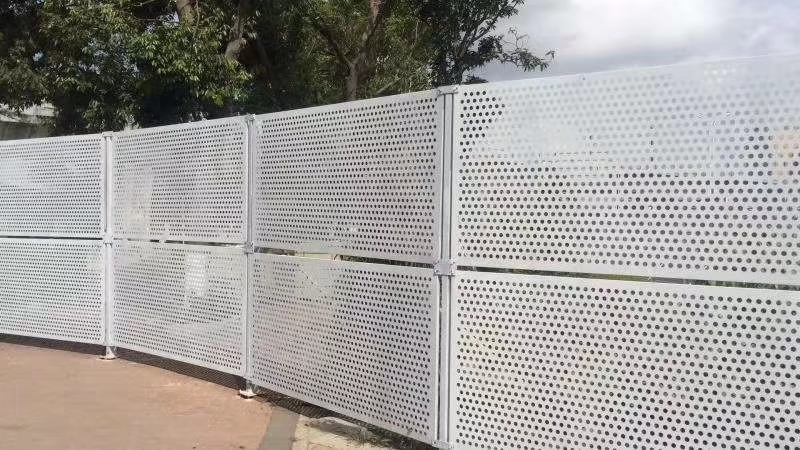 广州市冲孔板护栏，工地围挡，抗风防尘围挡，厂家定做护栏图片