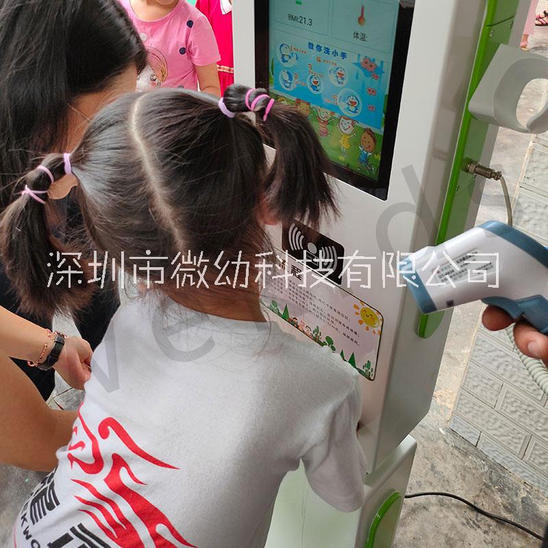 梅州幼儿园晨检机器人入园测温仪 人脸识别手口眼身高体重筛查晨检一体机