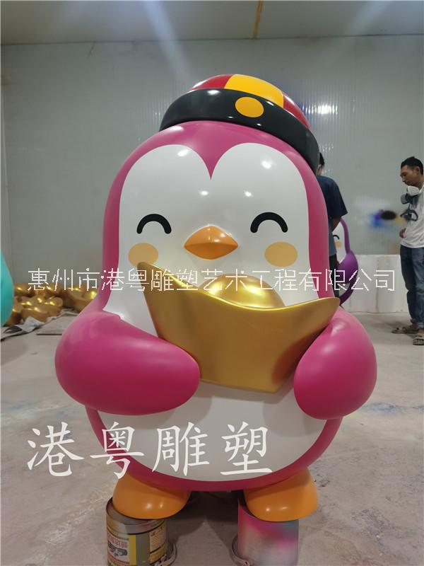 惠州市玻璃钢企鹅卡通雕塑厂家新加坡喜迎圣诞节春节玻璃钢企鹅卡通雕塑公园商场摆件