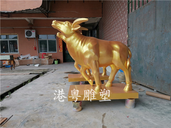 惠州市玻璃钢金牛动物雕塑摆件厂家牛年牛气冲天吉祥物玻璃钢金牛动物雕塑摆件