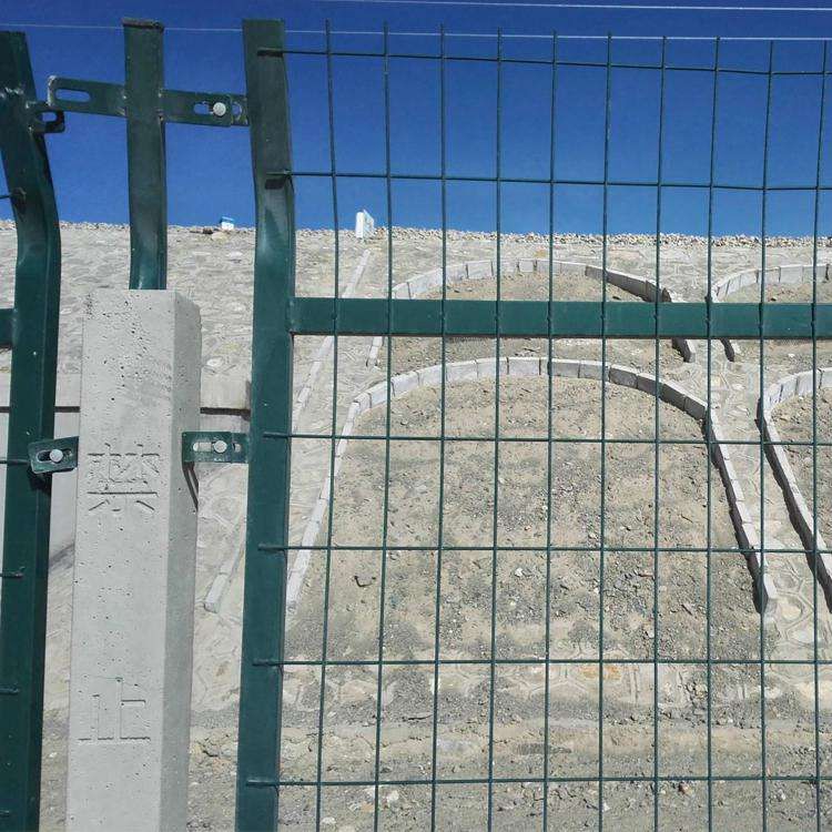 铁路护栏网 框架护栏网 带扁铁围栏 包塑铁丝护栏网