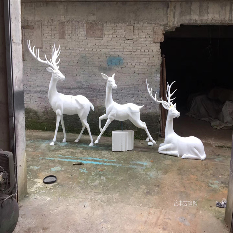 鹿造型雕塑 户外玻璃钢动物雕塑 肇庆玻璃钢鹿群雕塑厂