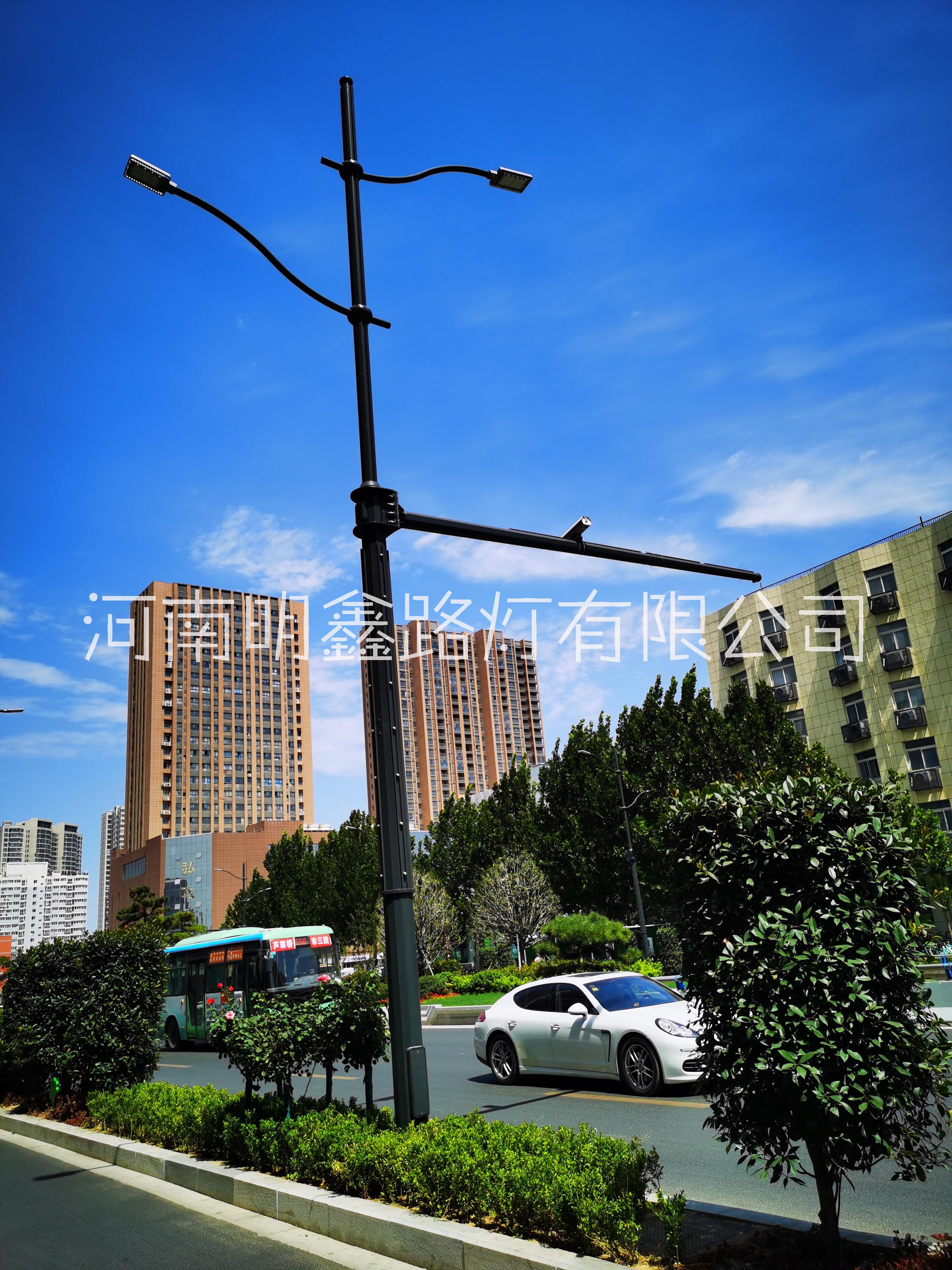 郑州街头的多功能路灯杆，综合杆，多杆合一