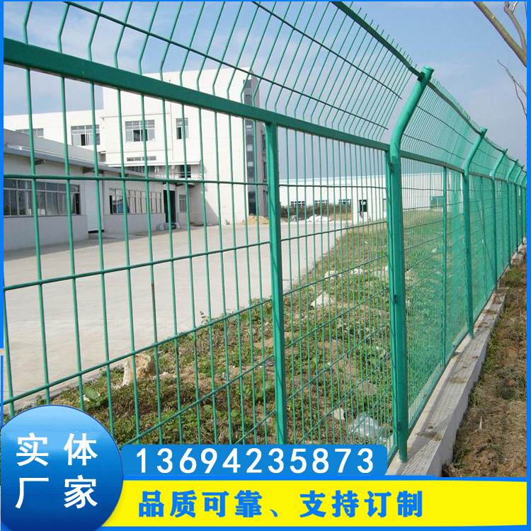 护栏网生产厂家 提供各类护栏网  公路护栏网 双边护栏网 顶部弯头加强槽双边丝图片