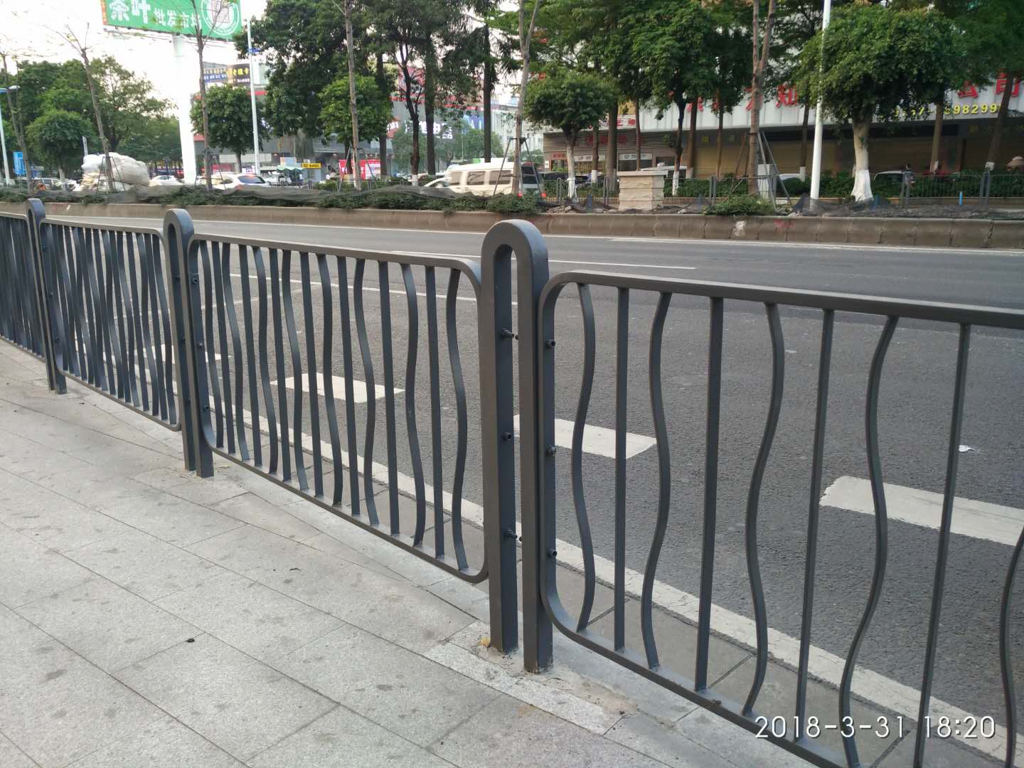 佛山市政公路护栏人行道围栏河道隔离栏杆锌钢围栏焊接厂家