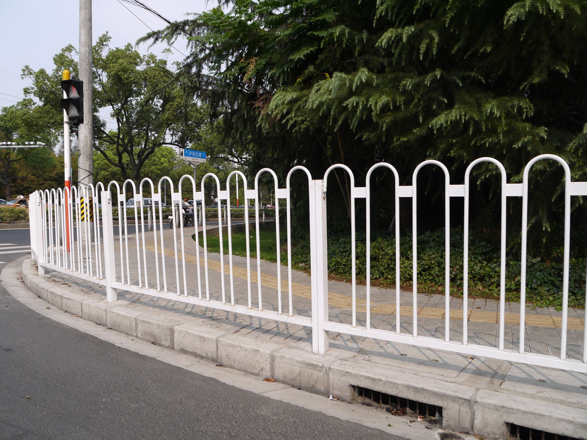厂家生产京式护栏 倒U护栏 N式护栏 锌钢PVC道路隔离栅图片