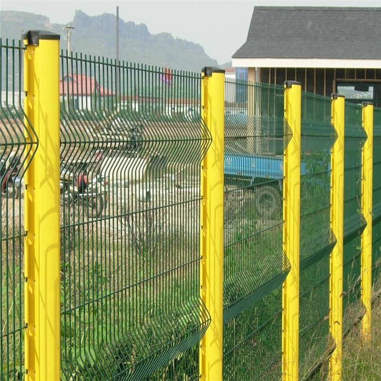 折弯护栏网 桃型柱护栏网 浸塑三角铁丝围网 厂家现货供应