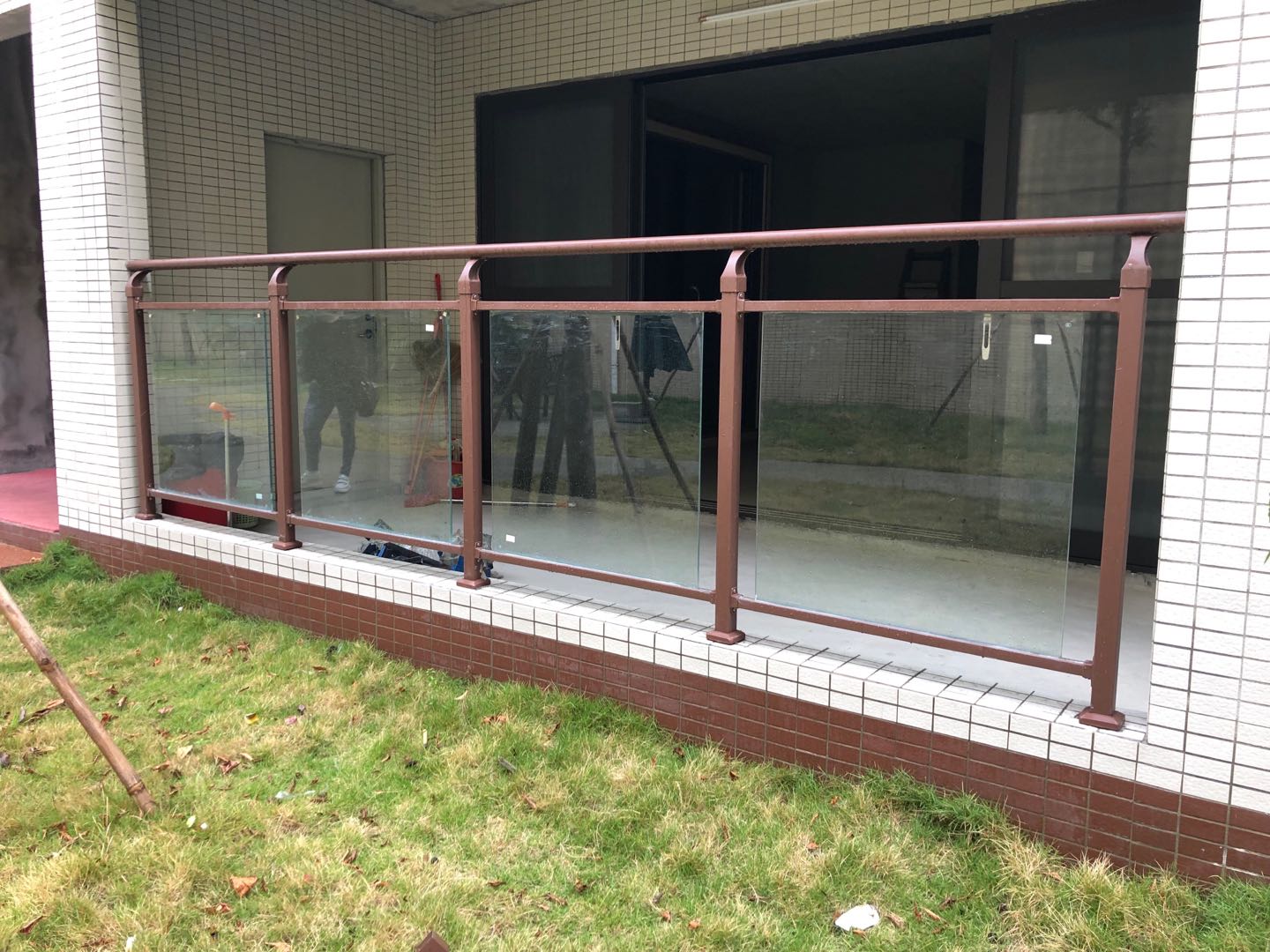 惠州玻璃阳台护栏生产厂家定做安装多少钱、惠州玻璃阳台护栏加工【华邦护栏】