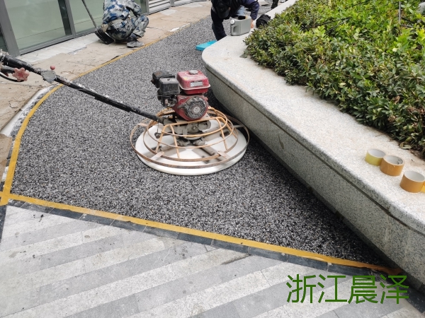 宁波市宁波透水胶粘石地坪现场施工图厂家宁波透水胶粘石地坪现场施工图