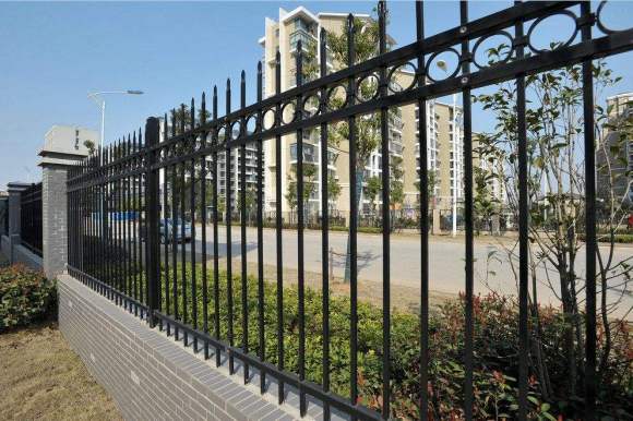 广东深圳防爬围墙护栏锌钢铁艺围栏定制款式焊接坚固工业区围栏