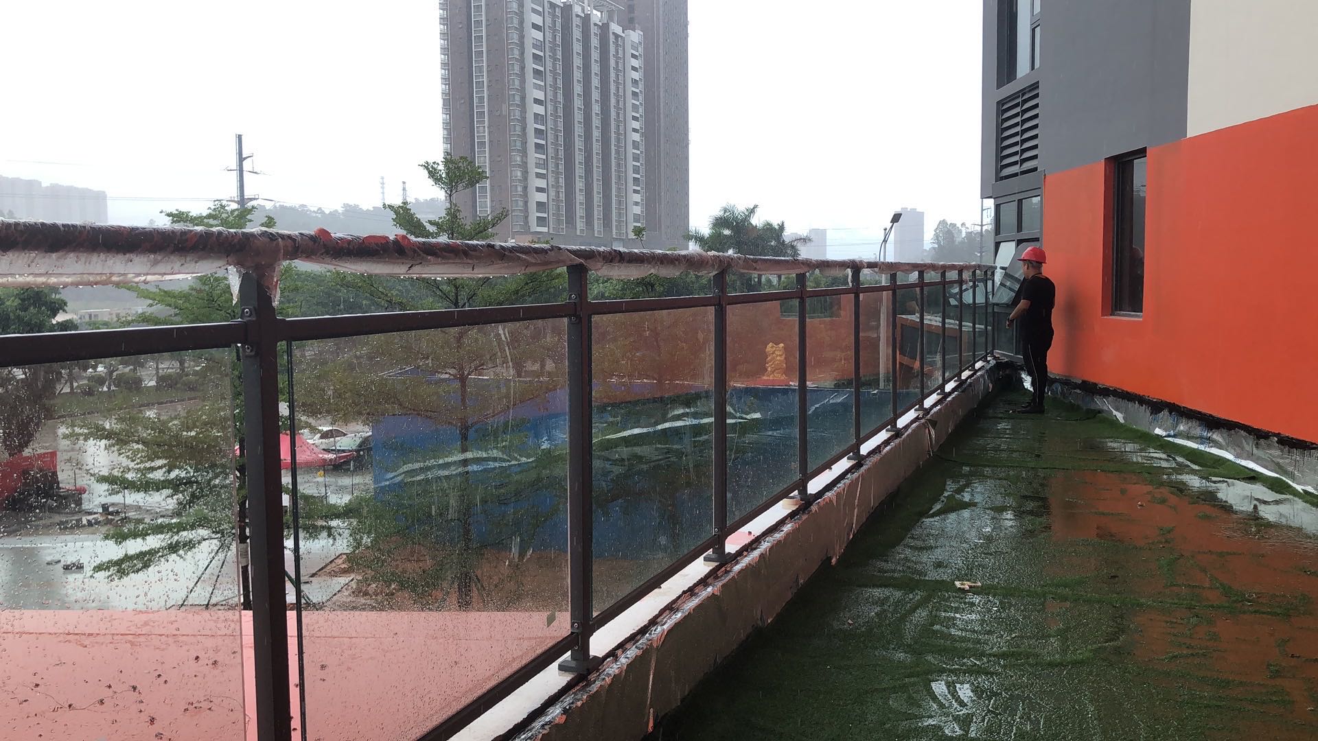 惠州玻璃阳台护栏生产厂家定做安装多少钱、玻璃阳台护栏加工【华邦护栏】
