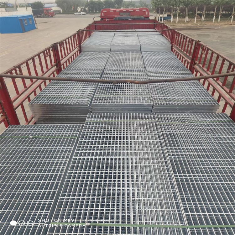河北莱昌生产供应各种规格型号热镀锌平台用钢格板，格栅板图片