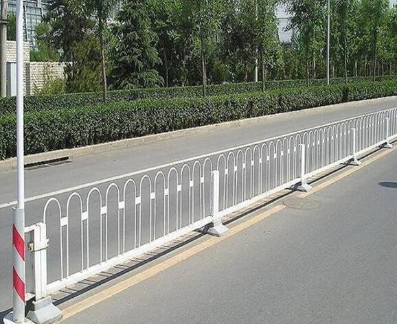 吐鲁番喷塑防护栏生产规格齐全图片