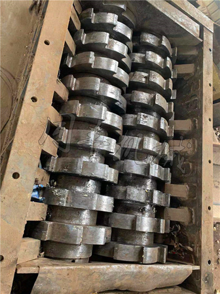 浙江台州二手1400型橡胶撕碎机配55kw电机14万