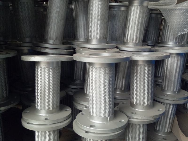 不锈钢金属软管 尤其在管路系统中有补偿大位移量的能力不锈钢金属软管适用介质图片