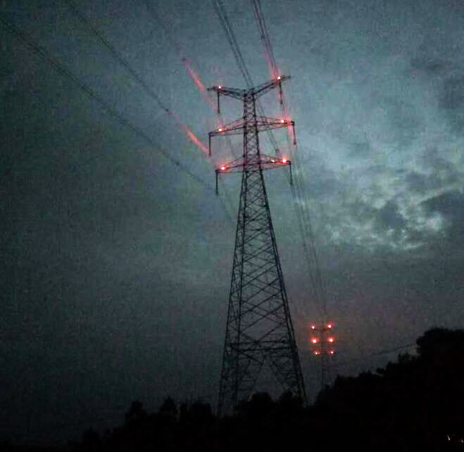 铁塔航空障碍灯夜间同步闪烁图片