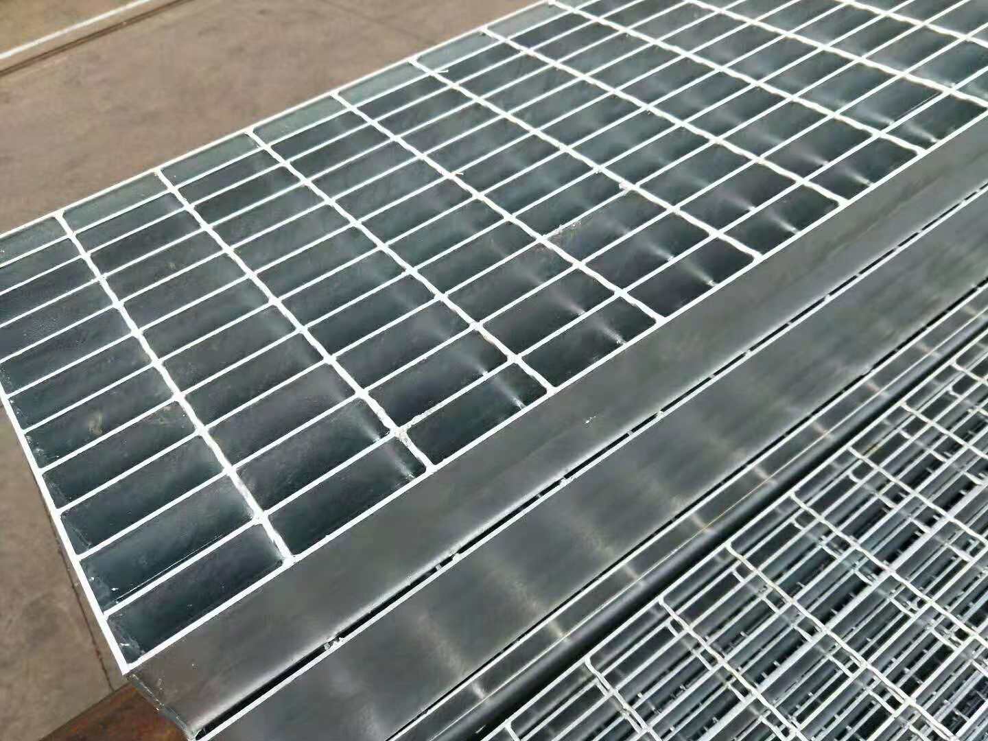 成都格栅板 热镀锌钢格板 水沟盖 楼梯踏步板 球接立柱 球接栏杆 钢格板 ，水沟盖板