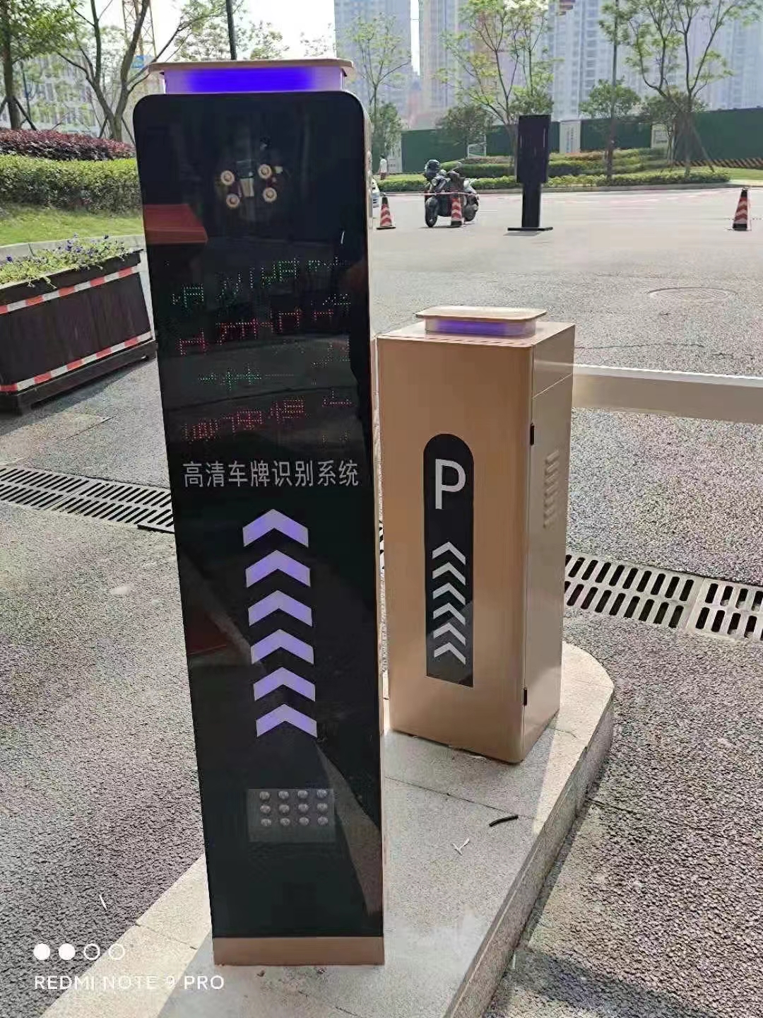 深圳龙华街道停车场收费车牌识别机安装维护更换上门安装图片