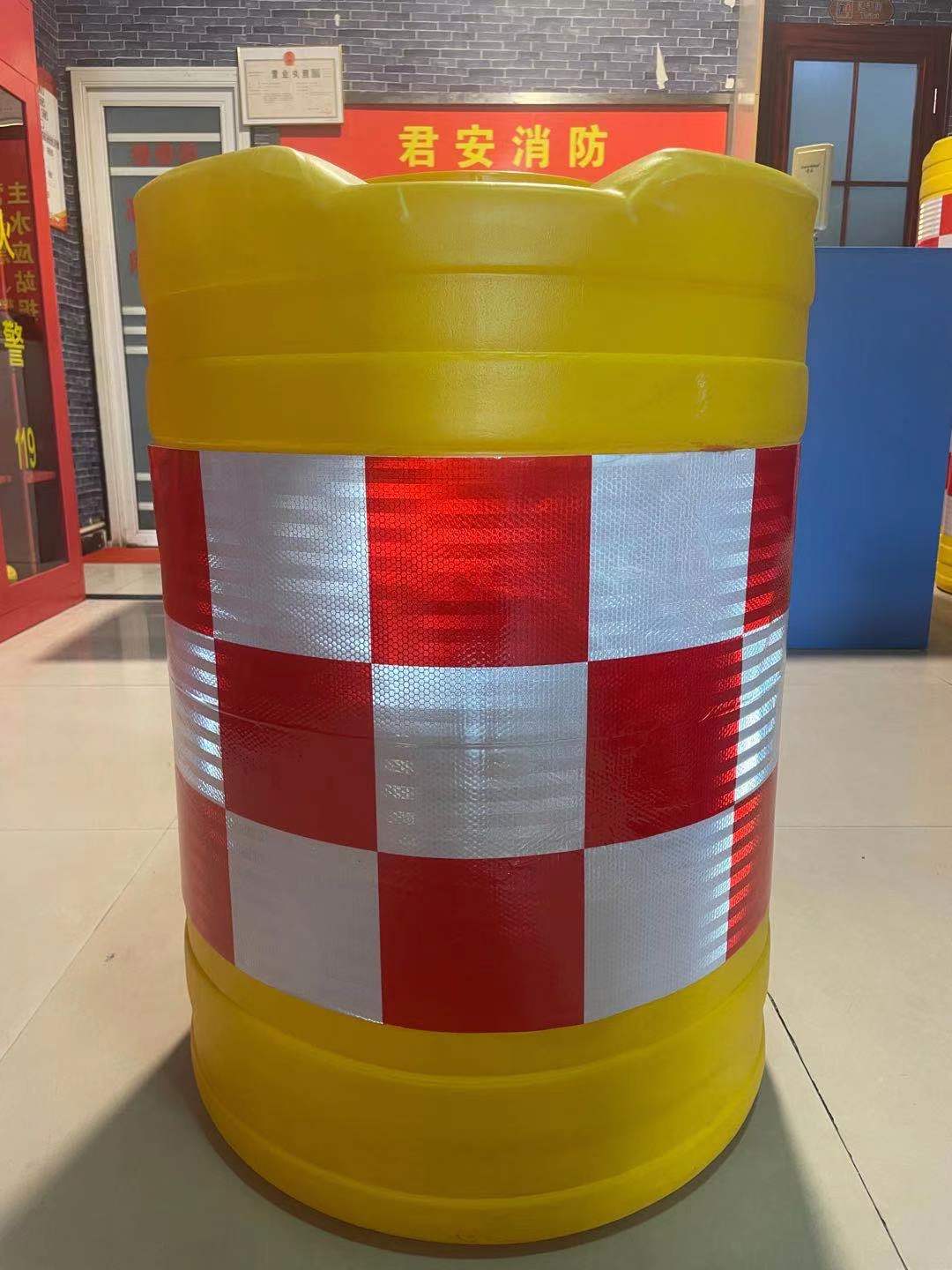 反光防撞桶圆柱形交通防撞桶隔离通隔离墩图片