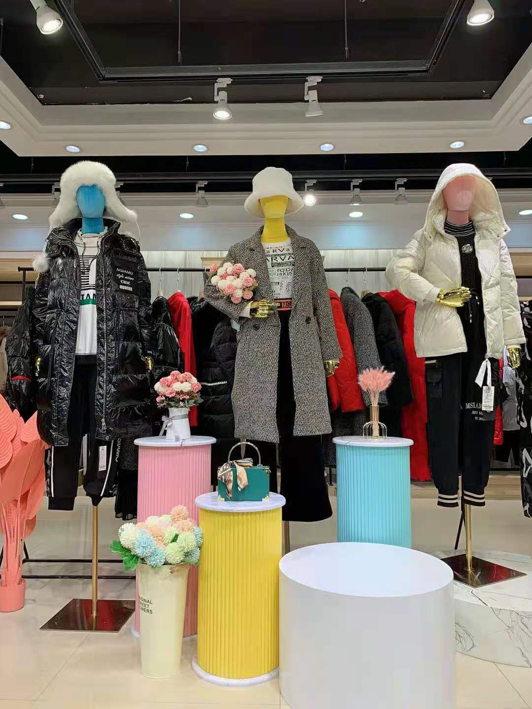 香港女装品牌漠西摩2021冬羽绒服女装一手货源进货渠道 漠西摩2021冬