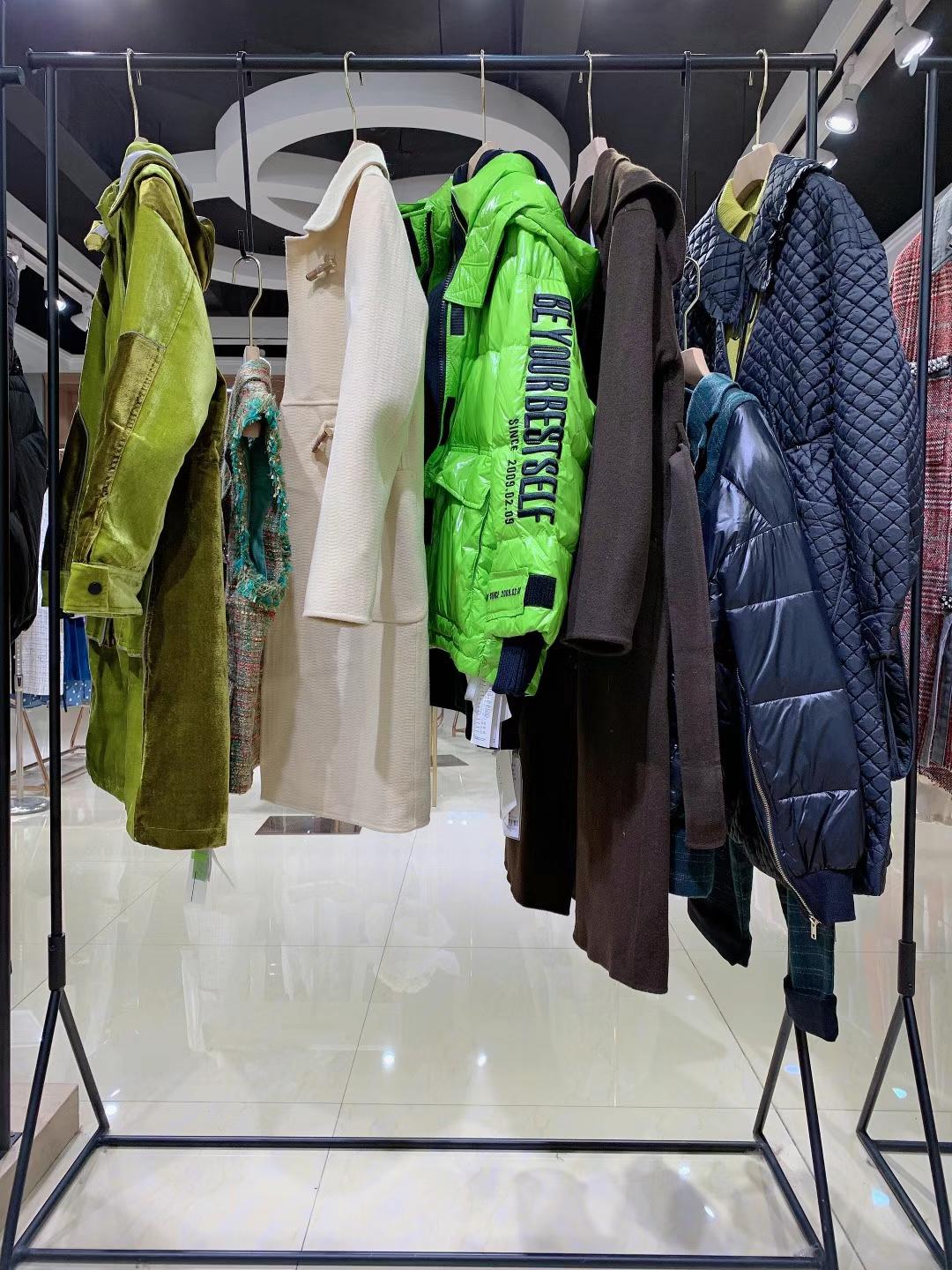香港大 牌艺素国际2021冬品牌折扣女装走份批发女装实体店拿货