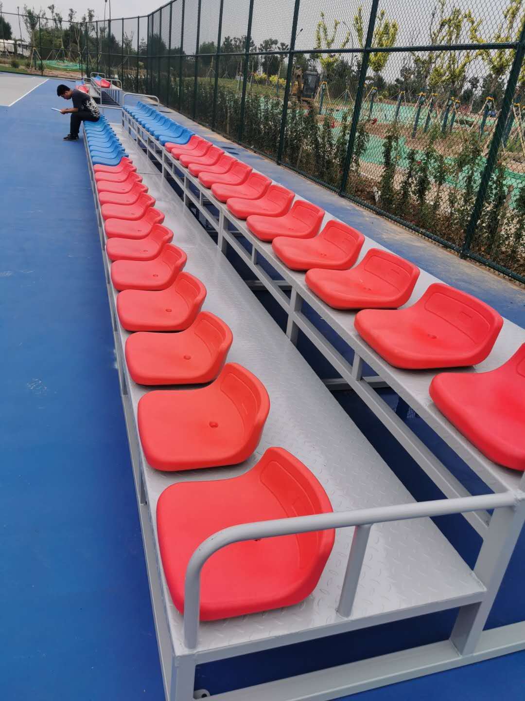 学校风雨操场室外座椅   大型体育场固定座椅图片