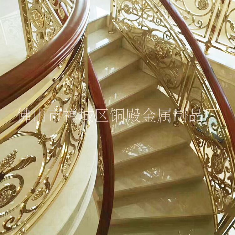 玫瑰金铜楼梯护栏延续整体空间的色调感觉