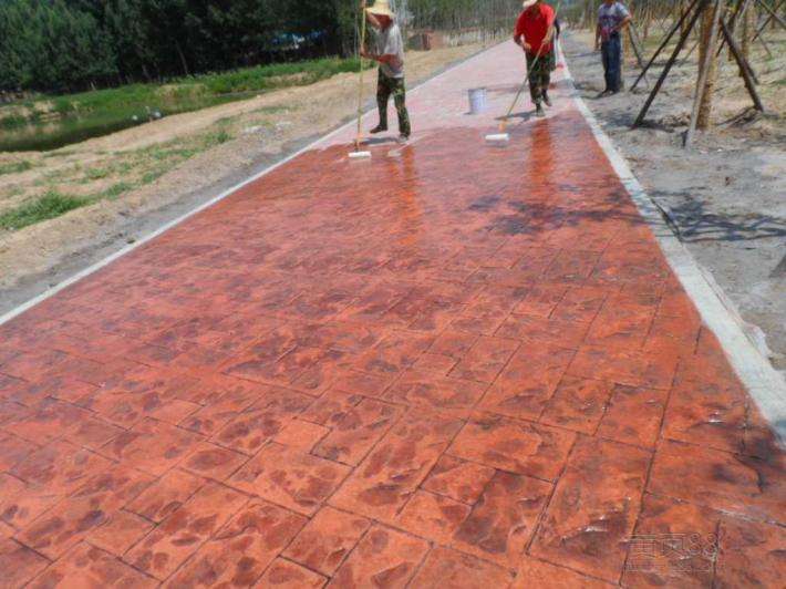 潍坊青州艺术彩色防滑路面压花地坪广场铺装 压膜地坪