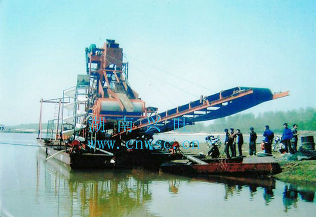 淘金船机械设备厂家 价格 ，日处理量5000方，出口国外厂家供应 浏阳河道淘金船图片