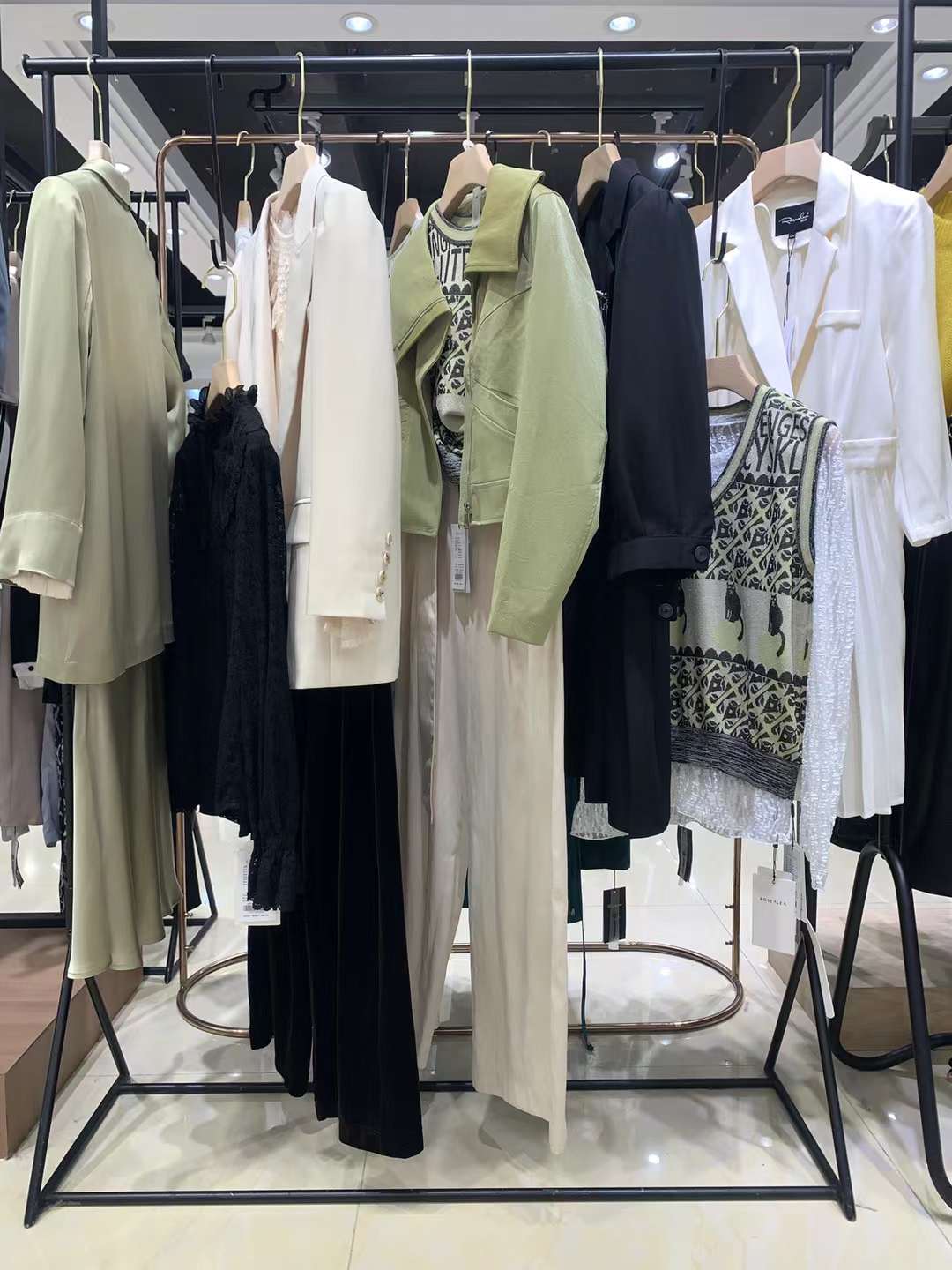 专柜下架品牌朗斯莉2022春品牌女装折扣尾货货源市场