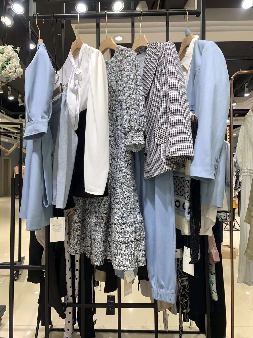 专柜下架品牌朗斯莉2022春品牌女装折扣尾货货源市场